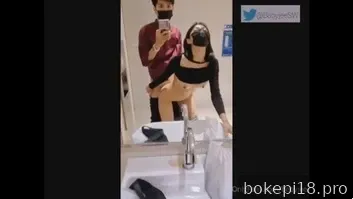 Ajak sahabat Anda ke kamar mandi untuk berhubungan seks