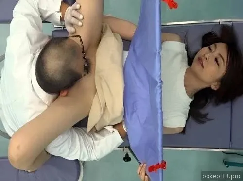 UMD-754 Dokter kandungan mesum suka menghisap vagina pasien