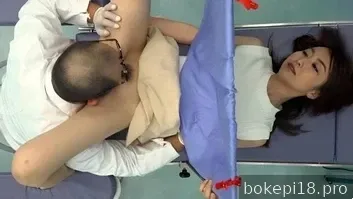 Dokter kandungan mesum suka menghisap vagina pasien