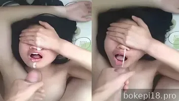 Menyemprotkan air mani ke seluruh wajahku