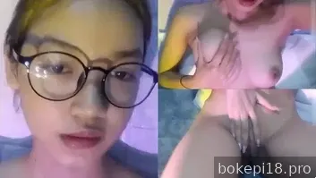 Bokep Indo Panya Kacamata Binal Bikin Crot