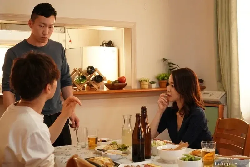 Bawahan suamiku membuatku terangsang