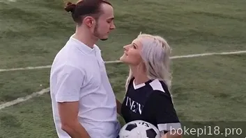 Sialan seorang pelacur yang bergairah tentang sepak bola