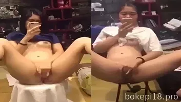 Gadis masturbasi di depan cermin