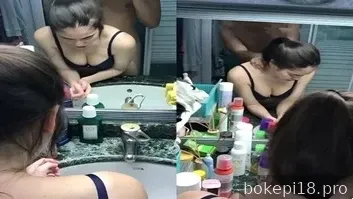 Pesenam itu sedang merias wajah saat dia menjadi doggy