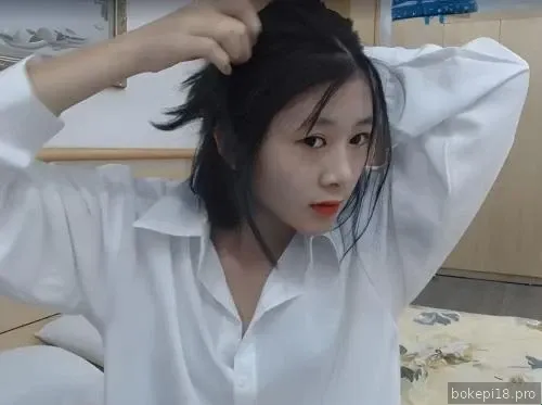 Seorang gadis pekerja keras yang belajar dengan baik dan memamerkan barang-barangnya