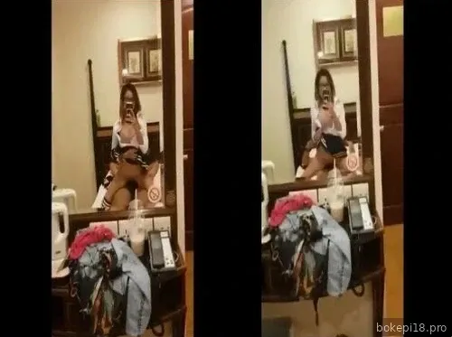 Gadis seksi menunggang kuda di depan cermin