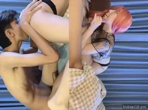 Gadis berambut merah suka menghisap ayam