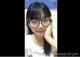 Saya seorang pelajar yang menghasilkan uang dengan bekerja menggunakan telinga kiri saya