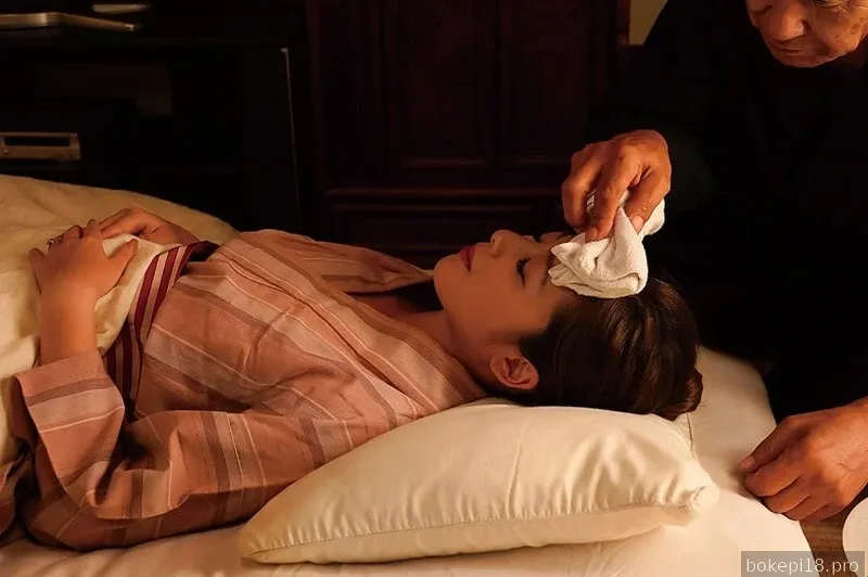 Sang ayah mertua membantu putranya merawat menantu perempuannya yang sedang sakit