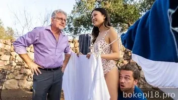 Berhubungan seks dengan sepupu pelacurnya