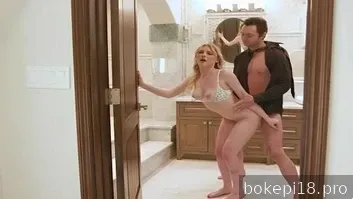 Istri penuh nafsu di rumah diam-diam menggoda pegawai periklanan.....