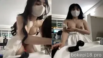 Sambil mencuci rambut klien, saya melakukan masturbasi